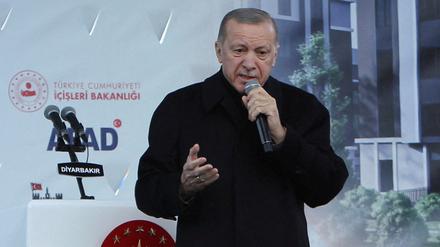 Der türkische Präsident Erdogan bei einem Treffen mit Unterstützer:innen.