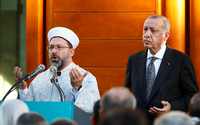 Der türkische Präsident Recep Tayyip Erdogan (rechts) im Gebet während der Eröffnung der Ditib-Zentralmoschee in Köln.