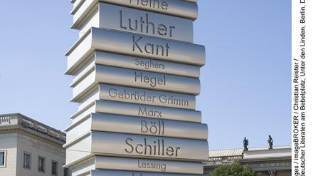 Und wo bleiben hier bitteschön Juli Zeh und Friedrich von Schirach? Installation „Land der Ideen“ mit Büchern deutscher Literaten am Berliner Bebelplatz 2017.