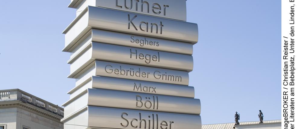 Und wo bleiben hier bitteschön Juli Zeh und Friedrich von Schirach? Installation „Land der Ideen“ mit Büchern deutscher Literaten am Berliner Bebelplatz 2017.