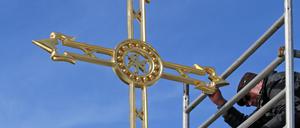 Das Turmkreuz kehrt auf den Campanile der Potsdamer Friedenskirche zurück.