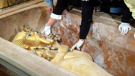 Untersuchung am mumifizierten Körper, Ägyptische Archäologen analysieren Tutenchamun in Luxor 2005. 