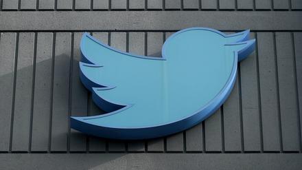 Das Logo des sozialen Netzwerks Twitter ist an einem Gebäude der Firmenzentrale zu sehen.  