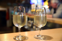 Ein kühles Glas Wein wird bei vielen Sommerfesten nicht fehlen. Sollte man dabei aber auch komplizierte Themen besprechen?