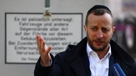 Rabbi Shlomo Afanasev am Tag nach dem Angriff auf die Synagoge.