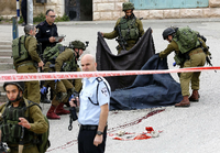 Israelische Soldaten tragen den getöteten Palästinenser weg.