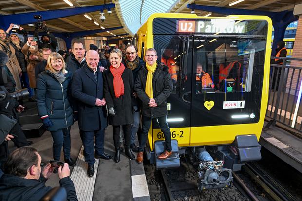 Jenny Zeller (BVG) und Jure Mikolcic (Stadler), Kai Wegner (CDU), Manja Schreiner (CDU), Henrik Falk (BVG) und Rolf Erfurt (BVG; v.l.n.r.) haben den neuen U-Bahn-Zug für Berlin vorgestellt.