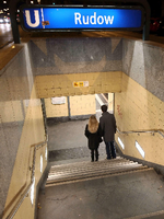 Eingang zum U-Bahnhof Rudow in Berlin-Neukölln