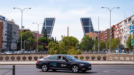 Bis zum Ende seiner Ratspräsidentschaft in knapp acht Wochen will Spanien eine wegweisende EU-Richtlinie auf den Weg bringen. Sie soll Sozialdumping und Ausbeutung von Fahrerinnen und Fahrern bei Diensten wie Uber oder Bolt verhindern.