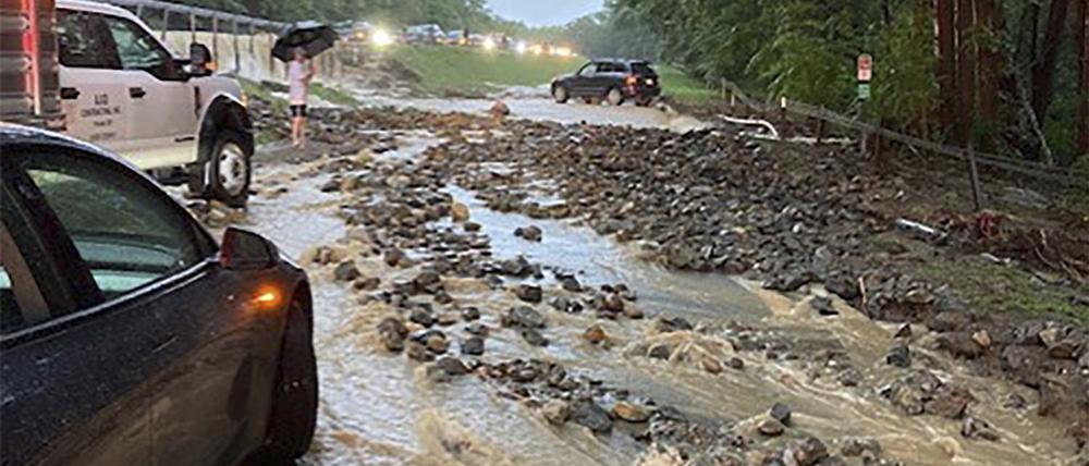 Unterspülte und überflutete Straßen im US-Bundesstaat New York: In mehreren Bezirken sind Straßen gesperrt. Es gibt Berichte von durch die Wassermassen im Auto eingeschlossenen Personen.
