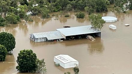 Australien, Burketown: Blick auf Gebäude, die von Hochwasser umgeben sind.