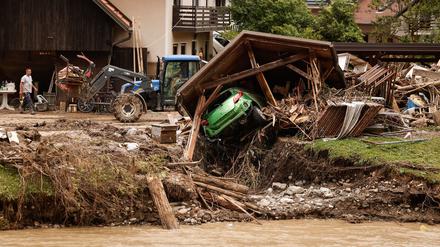 Bewohner von Ljubno ob Savinji arbeiten nach den Überschwemmungen an der Räumung.