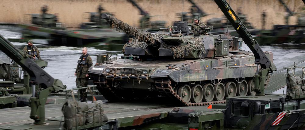 Deutschland müsse Kampfpanzer des Typs Leopard 2 an die Ukraine liefern, fordert der ehemalige NATO-Generalsekretär Rasmussen.