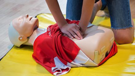 Archiv, 19.09.2016, Sachsen, Dresden: Ein Schüler trainiert eine Herzdruckmassage an einer speziellen Übungspuppe.