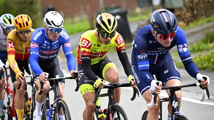 Jason Osborne (3.v.r.) bei der UCI WorldTour Lüttich-Bastogne-Lüttich. 