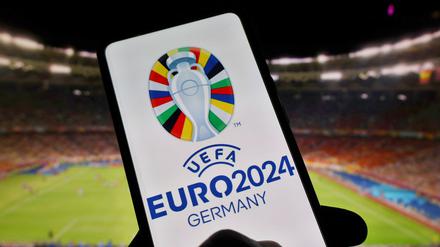 Das Logo der UEFA Euro 2024 ist auf einem Smartphone zu sehen. Die UEFA gab am 12. September die Details zum Kartenverkauf bekannt. 
