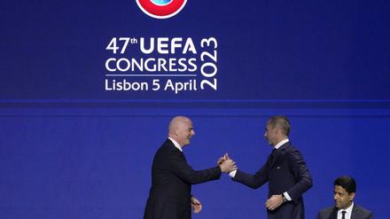 Gianni Infantino (l.), Präsident der Fifa, schüttelt die Hand von Aleksander Ceferin, Präsident der Uefa, nachdem er eine Rede zu Beginn des 47. ordentlichen Uefa-Kongresses in Lissabon gehalten hat.