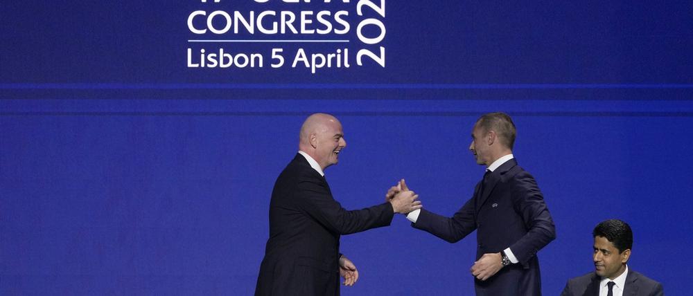 Gianni Infantino (l.), Präsident der Fifa, schüttelt die Hand von Aleksander Ceferin, Präsident der Uefa, nachdem er eine Rede zu Beginn des 47. ordentlichen Uefa-Kongresses in Lissabon gehalten hat.