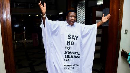 Der Parlamentsabgeordnete des Wahlkreises Bubulo, John Musira, trägt ein Anti-Homosexuellen-Gewand (Archivbild)