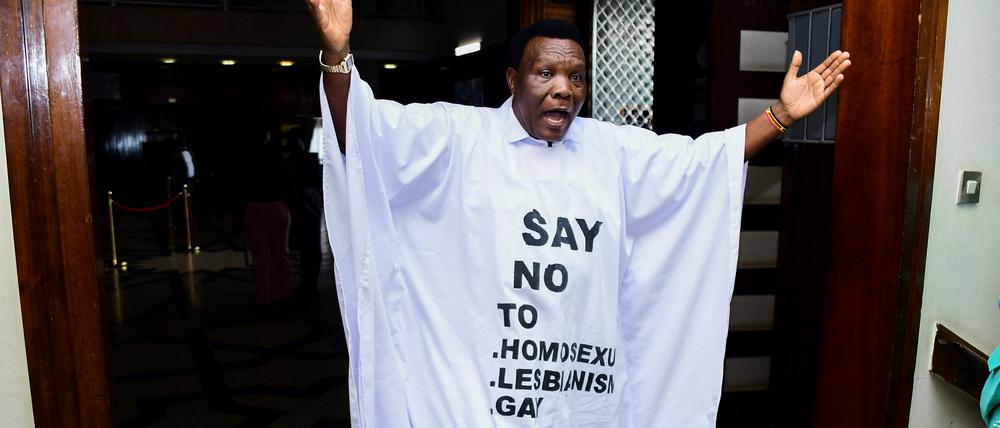 Der Parlamentsabgeordnete des Wahlkreises Bubulo, John Musira, trägt ein Anti-Homosexuellen-Gewand (Archivbild)