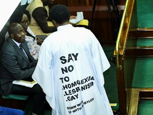 Ein Parlamentsmitglied mit einem Anti-Homosexuellen-Umhang am Dienstag im Parlament in Kampala.