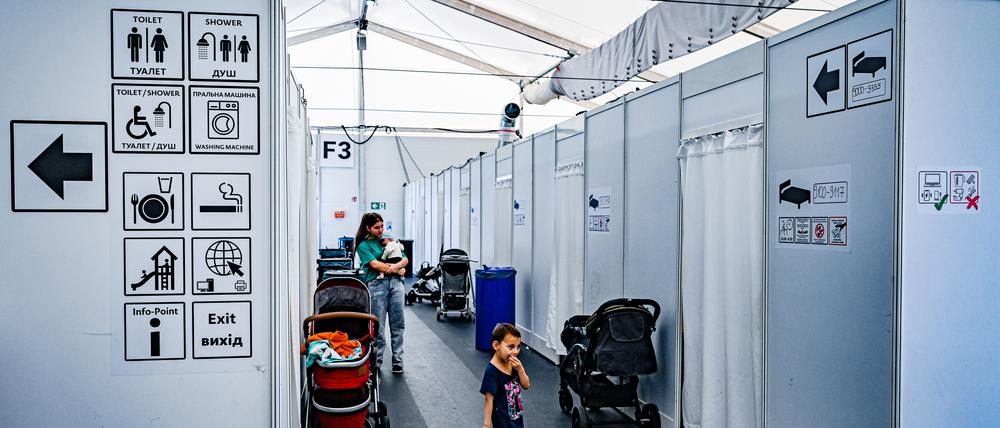Ukraine Ankunftszentrum (UA-TXL), Fluechtlinge nutzen das Fluechtlingslager am ehemaligen Flughafen Tegel in Berlin.