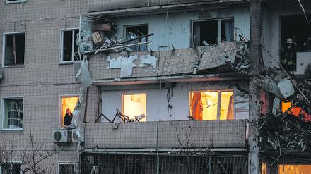 Ein Mann begutachtet die Schäden an einem Gebäude nach einem Raketenangriff auf Kiew.
