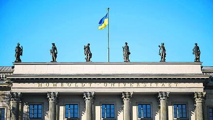  Ukraineflagge auf dem Dach der Humboldt-Universität Berlin im März 2022.