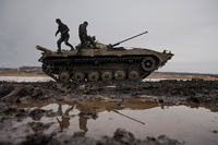 Soldaten der ukrainischen Territorialen Verteidigungskräfte nehmen an einer Militärübung teil.