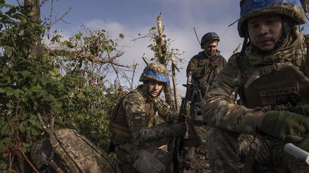 Ukrainische Soldaten befinden sich an der Front.