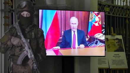 Während einer Ausstellung im Artilleriemuseum ist der russische Präsident Wladimir Putin auf einem Fernsehbildschirm zu sehen.