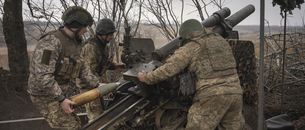 Ukrainische Soldaten der 71. Jägerbrigade feuern eine Haubitze M101 auf russische Stellungen an der Frontlinie. 