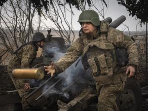 Ukrainische Soldaten der 71. Jägerbrigade feuern eine Haubitze M101 auf russische Stellungen an der Frontlinie. (Archivbild vom 22.3.2024)
