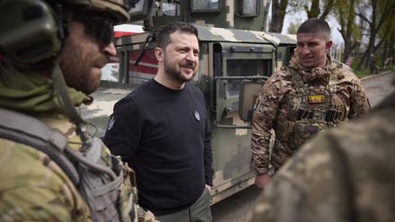 Wolodymyr Selenskyj (M), Präsident der Ukraine, spricht mit Soldaten in einer Stellung in Awdijiwka.