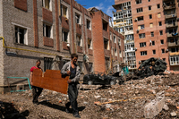 Bachmut: Ein ukrainischer Soldat geht an eine durch Beschuss zerstörte Gipsfabrik vorbei
