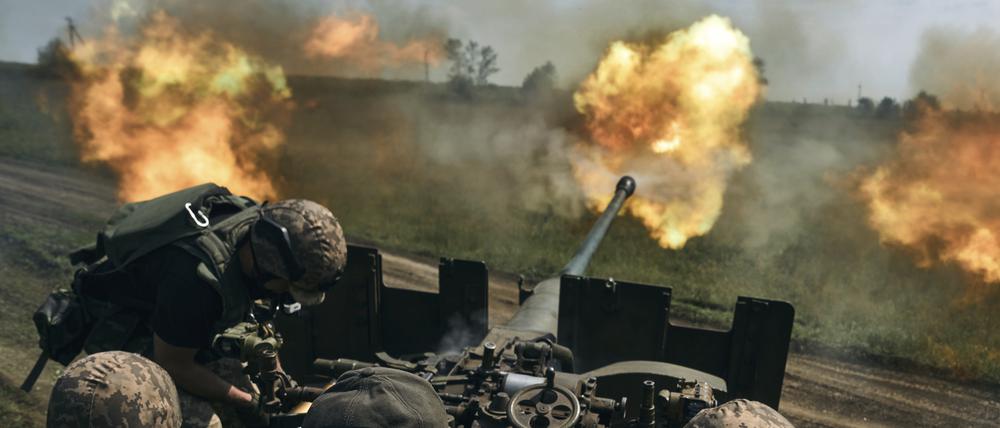 Ukrainische Soldaten feuern eine Kanone in der Nähe von Bachmut ab, einer Stadt im Osten des Landes, in der heftige Kämpfe gegen russische Truppen stattgefunden haben.