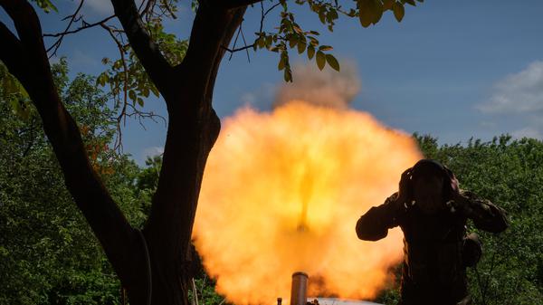 Ein ukrainischer Soldat feuert einen Granatenwerfer auf russische Stellungen an der Frontlinie in der Nähe von Bachmut. 