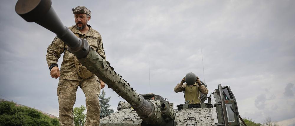 Ukraine, Bachmut: Ukrainische Soldaten stehen auf einem schwedischen CV90-Schützenpanzer.