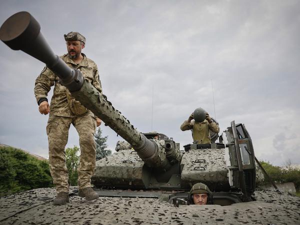Ukrainische Soldaten stehen auf einem schwedischen CV90-Schützenpanzer. 