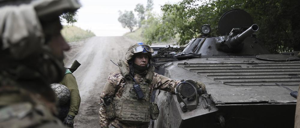 Ukrainische Soldaten stehen in der Nähe ihres Schützenpanzers in der Nähe von Bachmut.