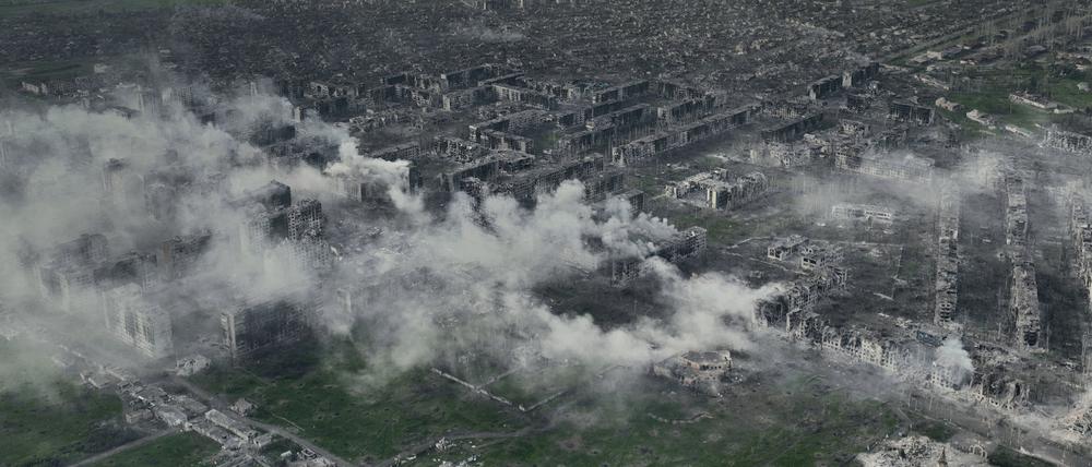 Luftaufnahme von zerstörten Häusern in Bachmut in der Region Donezk.