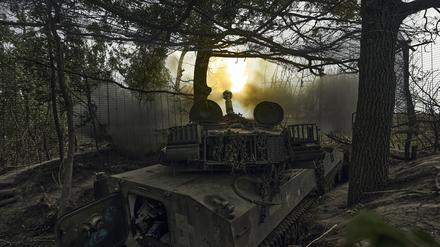 Ein ukrainisches selbstfahrendes Artilleriesystem feuert auf russische Stellungen an der Frontlinie.