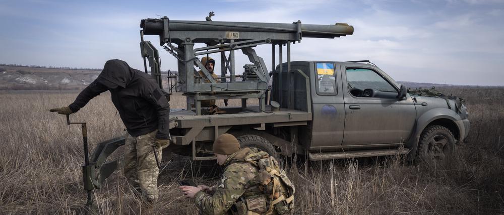 Ukrainische Soldaten mit einem Mehrfachraketen-System nahe Bachmut.