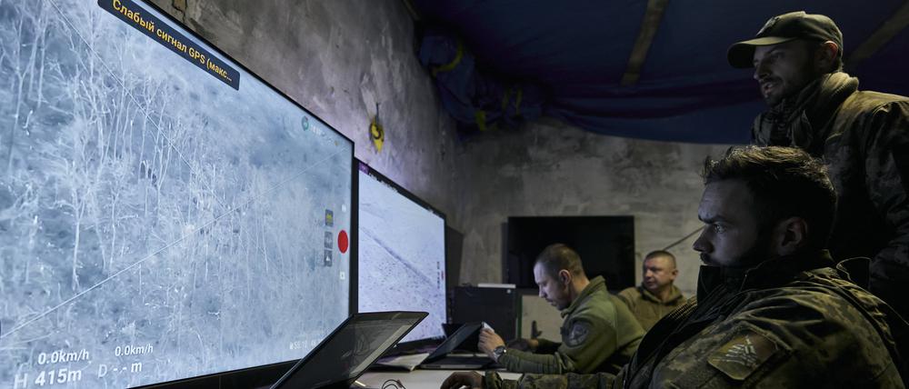 Ukrainische Soldaten verfolgen auf Monitoren die Übertragung von Drohnen in einer unterirdischen Kommandozentrale.