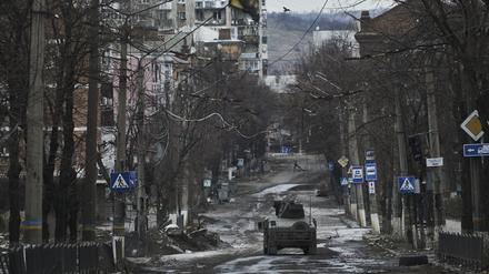 Ukrainische Soldaten fahren in einem Humvee durch die Stadt. 
