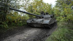 Ukrainische Soldaten fahren einen T-80-Panzer, den sie nach eigenen Angaben von der russischen Armee erbeutet haben.
