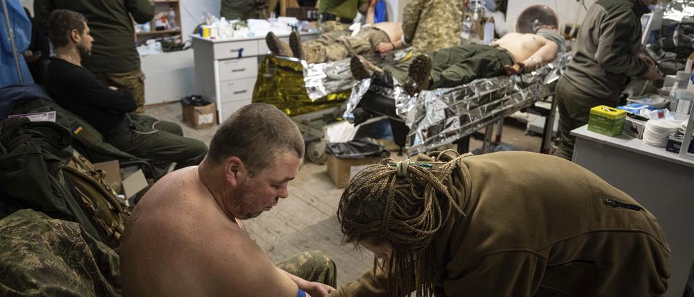 Ein ukrainischer Militärsanitäter behandelt einen verwundeten Kameraden in einem Feldlazarett in der Nähe von Bachmut. 