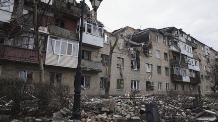 Ukraine, Bachmut: Blick auf ein zerstörtes Gebäude. 
