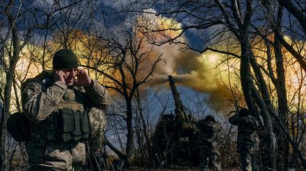 Ukrainische Soldaten feuern eine Panzerhaubitze auf russische Stellungen in der Nähe von Bachmut.