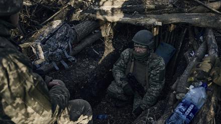 Ukrainische Soldaten in einem Schützengraben in der Nähe der russischen Stellungen bei Bachmut. 